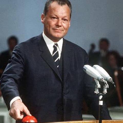 Mit einem Knopfdruck startet Willy Brandt das Farbfernsehen