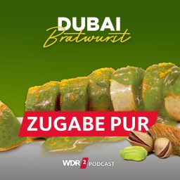 Satirische Fotomontage: Eine Bratwurst mit grüner Soße und grüner Pistazienfüllung im grünen Werbedesign des Trendfoods Dubai-Schokolade