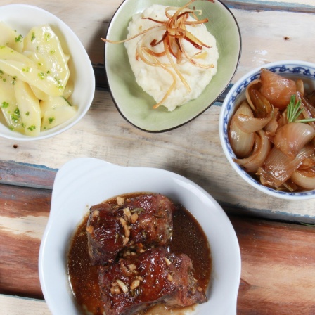 Christians Kräuter-Mutzbraten mit Bier und geschmolzene Bierzwiebeln mit Kümmel
