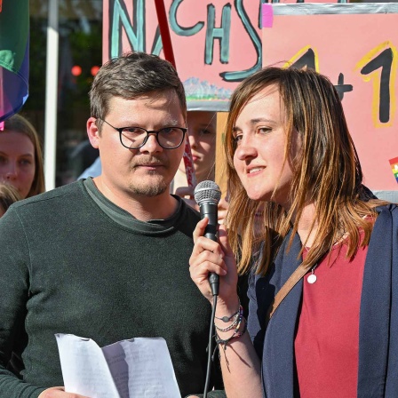 Der Lehrer Max Teske und seine Kollegin Laura Nickel bei der Demonstration "Vielfalt statt Einfalt - Schule ohne Diskriminierung" in Cottbus. 