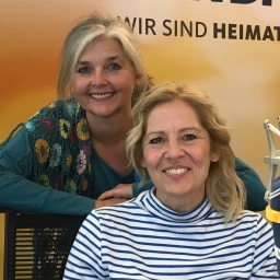 Martina Bogdahn und Heike Knispel im WDR 4 Studio. 