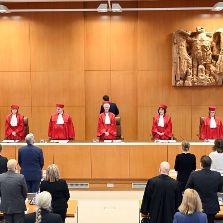Der Zweite Senat beim Bundesverfassungsgericht mit Rhona Fetzer (l-r), Christine Langenfeld, Peter Müller, Doris König (Vorsitz), Sibylle Kessal-Wulf, Astrid Wallrabenstein und Thomas Offenloch, verkündet ein Urteil zur staatlichen Parteienfinanzierung. 
