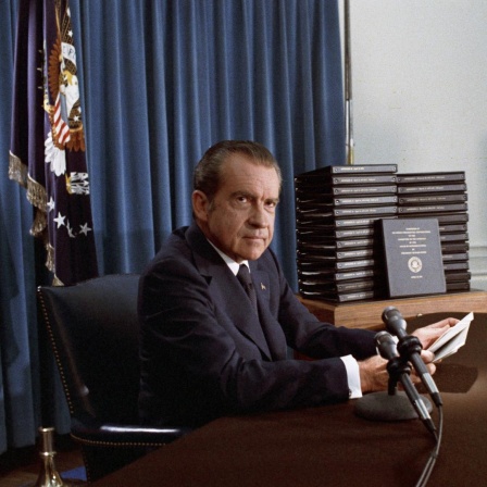 Farbfotografie von US-Präsident Richard Nixon in seinem Büro im Jahr 1974
