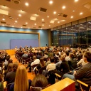 Hörerinnen und Hörer des Deutschlandfunk Politikpodcasts lauschen der Aufzeichnung im Saal der Bundespressekonferenz