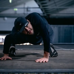 Chris Rock Jackson in einer Breakdance-Pose