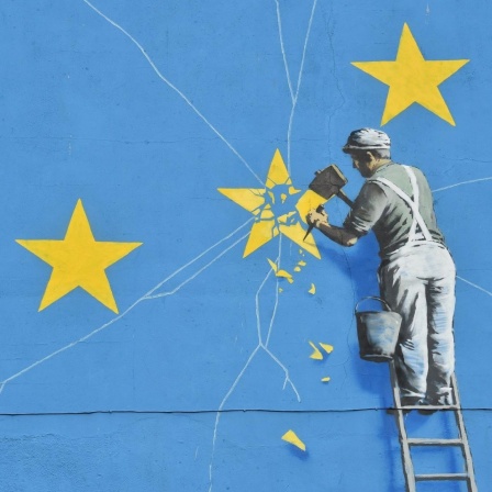 Ein Wandbild von Banksy in der britischen Hafenstadt Dover zeigt eine riesige EU-Flagge und einen Arbeiter, der einen Stern aus der Flagge heraus meißelt.