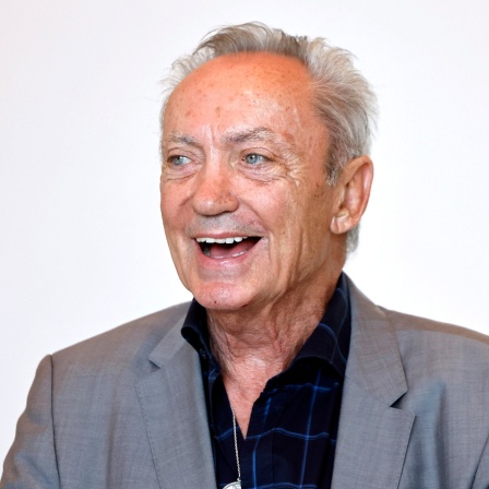 Schauspieler Udo Kier 2024 bei seiner Eintragung ins Gästebuch der Stadt Köln