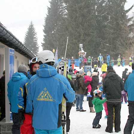 Wintersporter an der Piste in Oberwiesenthal