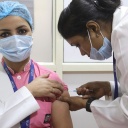 Im indischen Neu-Delhi erhält eine Mitarbeiterin des Gesundheitswesens ihre erste Impfung gegen Corona mit Covaxin.