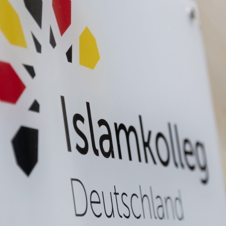 "Islamkolleg Deutschland" steht auf einem Schild.