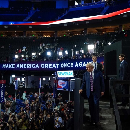 Donald Trump steht in der Veranstaltungshalle des Parteitags in Milwaukee und blickt in die Menge.