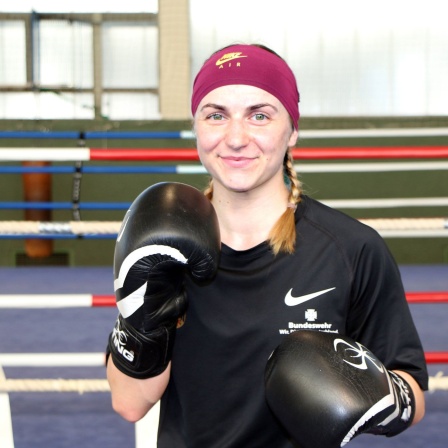 Maxi Klötzer mit Boxhandschuhen im Boxclub Chemnitz