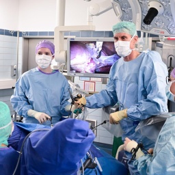 Ein Chirurg des Universitätsklinikums Tübingen operiert an der Frauenklinik mit einem neuartigen Exorobot mit dem Namen noac der Firma Hellstern. Das Körperunterstützungssystem entlastet der Operateur bei langwierigen chirurgischen Eingriffen.