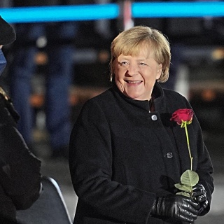 Bundeskanzlerin Angela Merkel (CDU) lacht nach ihrer Verabschiedung durch die Bundeswehr mit einer Rosen in der Hand neben ihrem Mann, Joachim Sauer. Mit einem Großen Zapfenstreich wird Kanzlerin Merkel gegen Ende ihrer Regierungszeit nach 16 Jahren im Bendlerblock verabschiedet