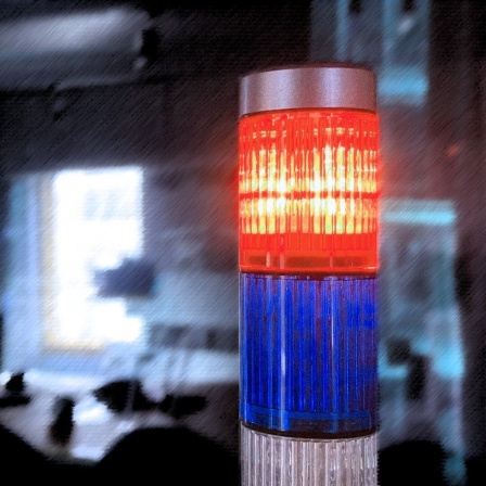 Ein leuchtendes Rotlicht im Radio-Studio. 