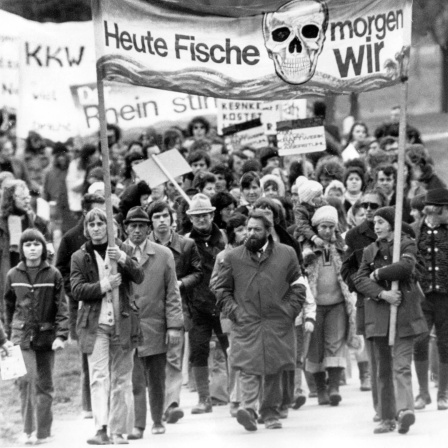 Mehrere tausend Kernkraftgegner demonstrieren am 31.3.1975 (Ostermontag) mit einem Sternmarsch und einer anschließenden Kundgebung auf dem besetzten Baugelände gegen die geplante Errichtung des Atomkraftwerkes Wyhl im Kreis Emmerdingen in Baden-Württemberg