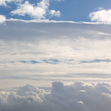 Unwetter mit wechselnden Wolkenbildern, Wind und Wolkenschichten: Die Windrichtung ändert sich mit der Höhe. Grob kann man dabei drei &#034;Stockwerke&#034; unterscheiden. Das &#034;Dachgeschoss&#034; befindet sich 9 bis 12 Kilometer über der Erde. Dort sind vor allem Cirruswolken unterwegs.