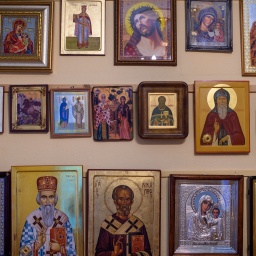 Orthodoxe Ikonen aus unterschiedlichen Ländern hängen in der Russisch-Orthodoxen Gemeinde Allerheiligen an der &#034;internationalen&#034; Wand.