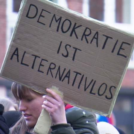 "Demokratie ist alternativlos" steht auf einem Plakat.