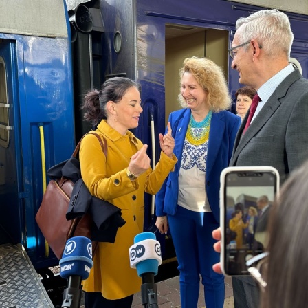 Außenministerin Annalena Baerbock wird bei der Ankunft am Bahnhof Kiew vom deutschen Botschafter Martin Jäger und einer Vertreterin des ukrainischen Protokolls empfangen.