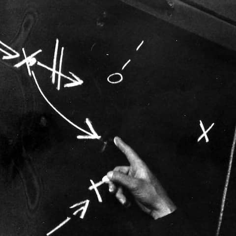 Sepp Herberger erläutert Spielzüge an der Tafel, 1938