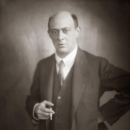 Portrait-Aufnahme des Komponisten Arnold Schönberg von 1922.