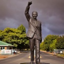 Eine Statue von Nelson Mandela in Südafrika vor seinem ehemaligen Gefängnis - mit empor gereckter Faust