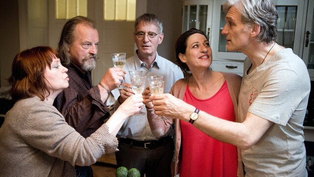 Uschi (Marie Gruber, li.) stößt mit einem Glas Sekt mit ihren Freunden Philip (Walter Sittler, re.), Harry (Paul Fassnacht, 2. v. li.), Eckart (Hans-Uwe Bauer) und Ricarda (Charlotte Schwab) an.