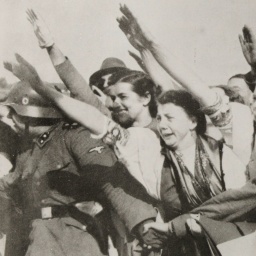 Fanatische Hitler-Anhänger beim Besuch Adolf Hitlers in Reichenberg, November 1938.