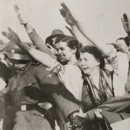 Fanatische Hitler-Anhänger beim Besuch Adolf Hitlers in Reichenberg, November 1938.