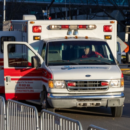 Ein Krankenwagen steht nach Schüssen in Kansas City vor Absperrungen.