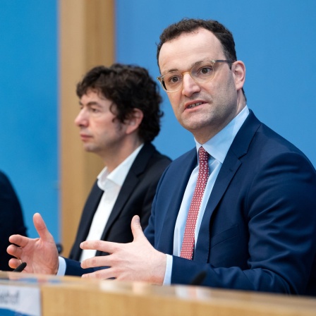 Bundesgesundheitsminister Jens Spahn (rechts, CDU), Christian Drosten (Mitte), Direktor des Instituts für Virologie an der Charité Berlin, und Lothar H. Wieler (links), Präsident des Robert-Koch-Instituts, äußern sich am 9. März 2020 in der Bundespr