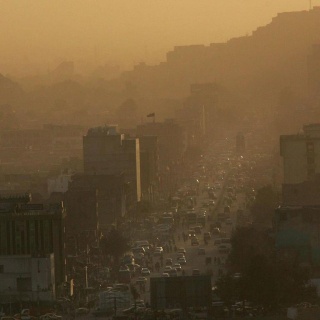 Sonnenuntergang in den staubigen Straßen von Kabul