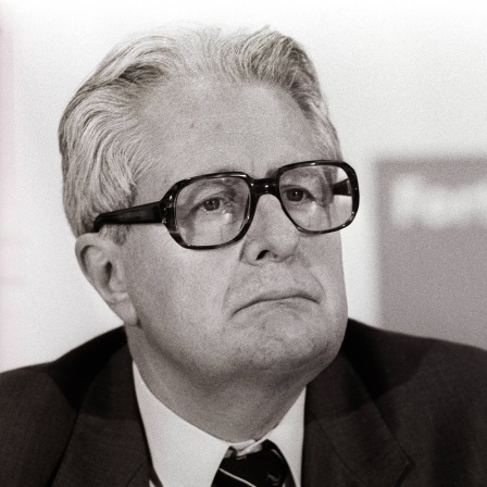 SPD-Bundesvorsitzender Hans-Jochen Vogel während der Pressekonferenz der SPD im Mai 1989