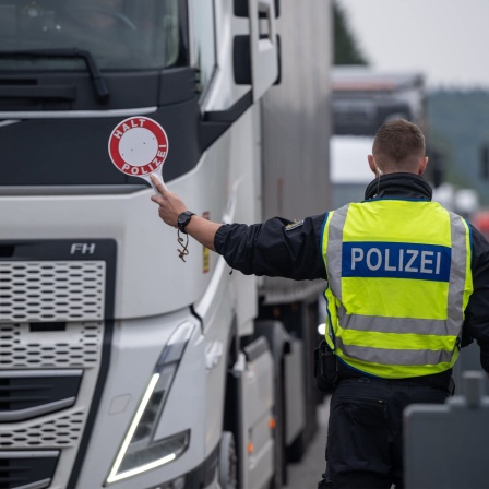 Polizisten halten kontrollieren Fahrzeuge zu Beginn der Grenzkontrollen an allen deutschen Landesgrenzen.