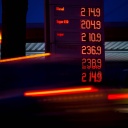 Die Spritpreise werden an einer Tankstelle am frühen Morgen angezeigt.