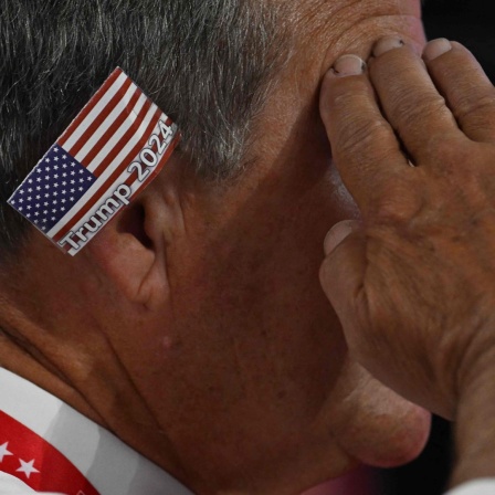 Trump Anhänger mit einem Patch der amerikanischen Flagge am Ohr auf dem Parteitag der Republikaner in  Milwaukee