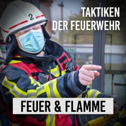 Drei Feuerwehrmänner bei der Taktikbesprechung 