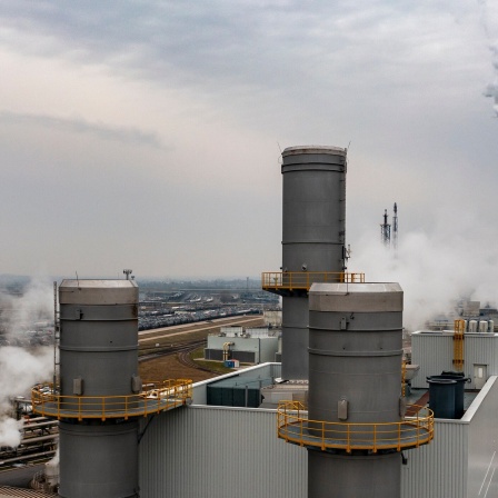Schornsteine eines neuen Gaskraftwerks ragen in den Himmel über dem Chemiepark Leuna