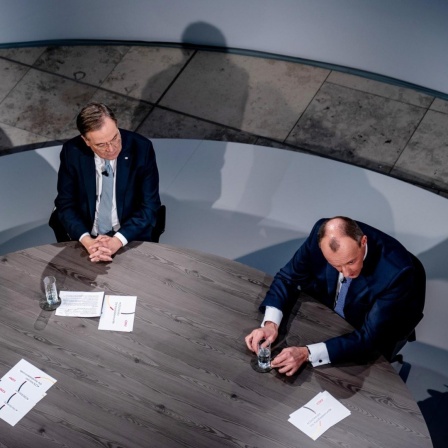 Die drei Kandidaten für den CDU-Parteivorsitz Norbert Röttgen (l-r) Armin Laschet und Friedrich Merz, sitzen bei einer Diskussionsrunde im Konrad-Adenauer-Haus. Vor der Wahl des CDU Bundesvorsitzenden stellen sich die Kandidaten in der per Livestream ü