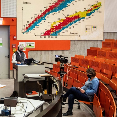 Bis auf Dozent und Kamerafrau leerer Hörsaal: Online-Vorlesung für Physik-Erstsemester an der TU Dortmund