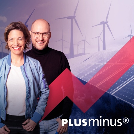 Plusminus-Podcast-Hosts Anna Planken und David Ahlf vor Windrädern und Solarpaneelen. In dieser Folge fragen sie, wann Strom aus Wind und Sonne in Deutschland endlich billig wird.