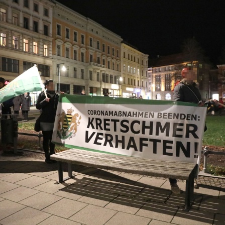 Zwei Frauen halten bei einer Demonstration ein Banner auf dem steht - KRETSCHMER VERHAFTEN - Coronamaßnahmen beenden