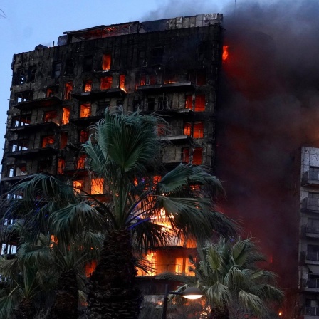 Flammen zerstören ein Hochhaus in Valencia