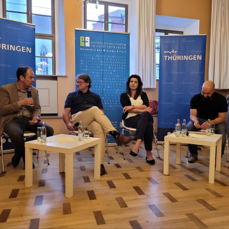 Kai Hafez, Ulrich Böhme, Elisa Calzolari, Mohammad Sarhangi (von links) diskutieren zum Erfolg oder Misserfolg von Migration im Haus Dacheröden in Erfurt.