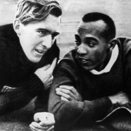 Die Sportler Luz Long (links) und Jesse Owens unterhalten sich in einer Pause des Weitsprungwettbewerbs während der Olympischen Sommerspiele 1936 in Berlin.