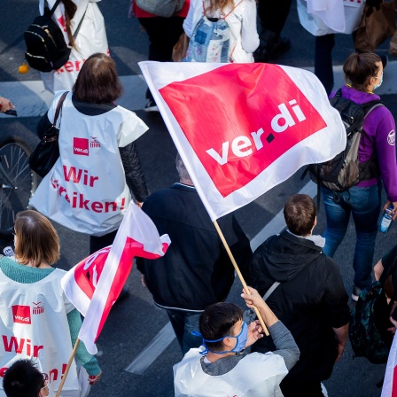 Teilnehmer einer Demonstration von Beschäftigten von Kliniken und Gesundheitseinrichtungen unter dem Motto «Klatschen war gestern, heute ist Zahltag»