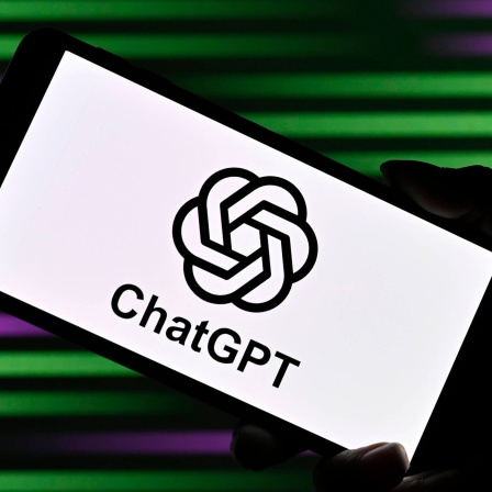ChatGPT-Logo auf einem Handydisplay vor einem bunt gestreiften Hintergrund