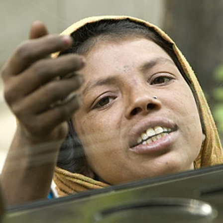 Ein Mädchen bettelt mit traurigem Gesichtsausdruck vor einer Autoscheibe in Neu Delhi, aufgenommen am 19.11.2008. 