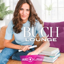 Frau mit Büchern auf einem Sofa